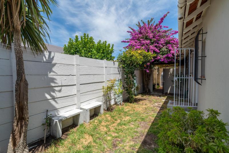 2 Bedroom Property for Sale in Harfield Village Western Cape